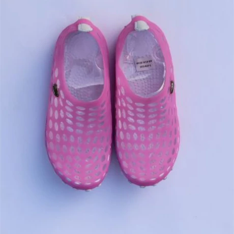 Vizicipő fuxia színben, női méretben 36 -41-ig